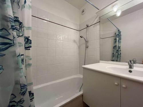 y baño con lavabo, bañera y ducha. en Appartement Gruissan, 2 pièces, 4 personnes - FR-1-229-372, en Gruissan