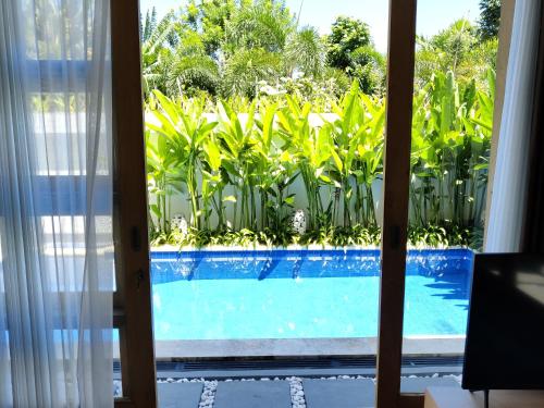 ウンガサンにあるSUNNYRENT. Guest villa Dreamlandの窓からプールの景色を望めます。
