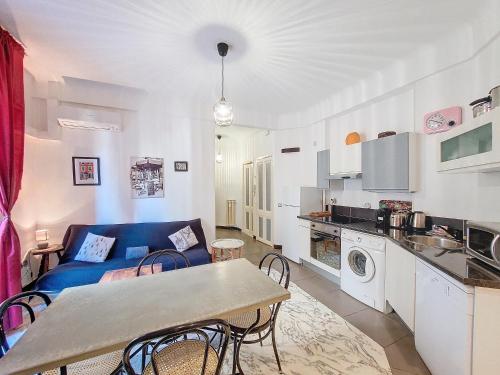 un salon avec un canapé bleu et une table dans l'établissement Nestor&Jeeves - NOE - Central - Close sea - Spacious, à Nice