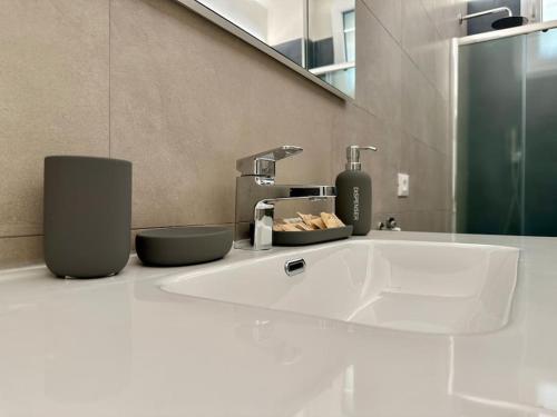 een badkamer met wastafel en kraan bij MONO Apartments Aldini in Bologna