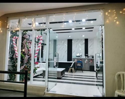 un front de magasin avec des cannes à sucre de Noël à la fenêtre dans l'établissement Krystal Claine Homestay-BURNHAM HILL, à Baguio