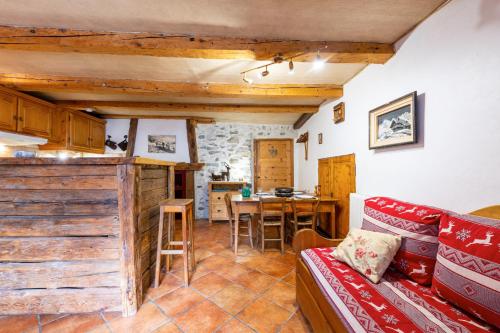 un salon avec un canapé et une table dans l'établissement Studio 2 -4 personnes, à Beaufort