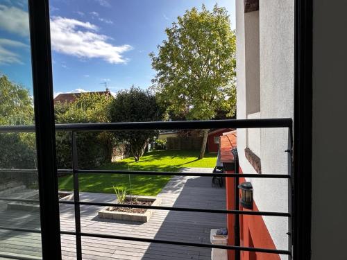 Aussicht aus dem Fenster einer Veranda in der Unterkunft Villa avec jardin in Saint-Cloud