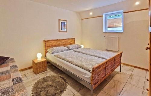 - une chambre avec un lit et une fenêtre dans l'établissement Awesome Home In Waren mritz With Wifi, à Waren