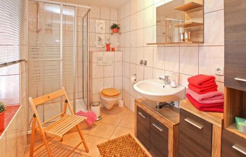 La salle de bains est pourvue d'un lavabo, d'une douche et de toilettes. dans l'établissement Awesome Home In Waren mritz With Wifi, à Waren