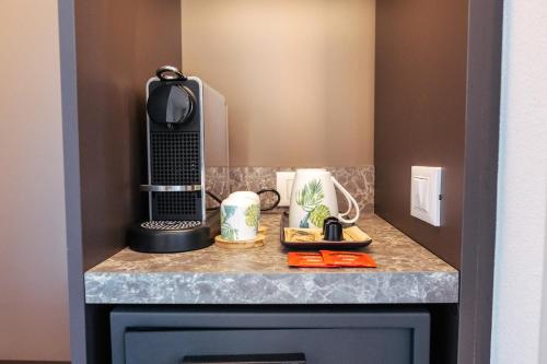 a kitchen counter with a coffee maker on top of it at Hotel Arilica in Peschiera del Garda