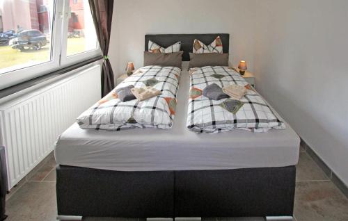 Cette chambre dispose de lits jumeaux et d'une fenêtre. dans l'établissement 1 Bedroom Beautiful Apartment In Feldberger Seenlandsch, à Amtshof