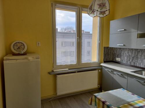 una cucina con finestra, lavandino e lavastoviglie di mieszkanie Tarnowskie Góry obok sądu a Tarnowskie Góry