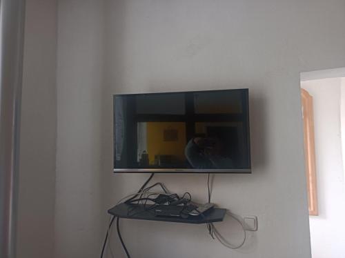 a flat screen tv hanging on a wall at farbenfrohe,ruhige Ferienwohnung in Groß Haßlow