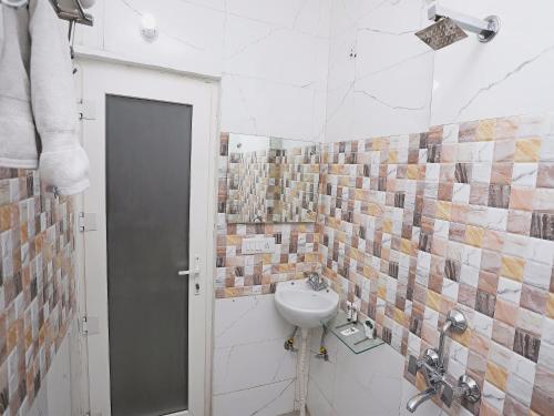 a bathroom with a sink and a toilet at Super Capital O Levanti Near Aravali Biodiversity Park in Gurgaon