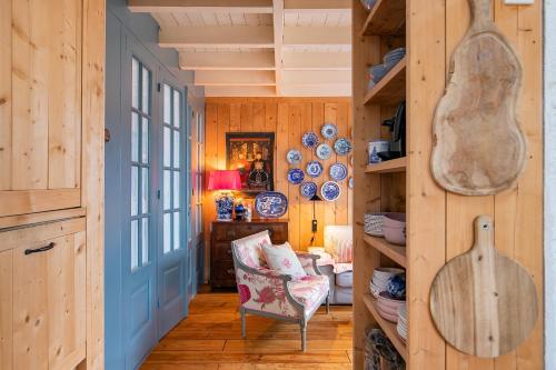 a room with wooden walls and a blue door at Het Zeepaartje, knus en gezellig in Noordwijkerhout