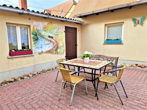 a patio table and chairs on a brick patio at modernes Landhaus Charlie - Nähe Halle, 4 Zimmer in Petersberg