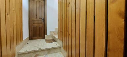 un pasillo con paredes de madera y una puerta y escaleras en Subida san juan, en San Vicente de la Sonsierra