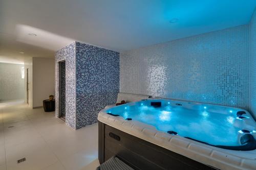 Spa eller annen velværeavdeling på Luxury Villa Lucas with heated pool, whirlpool, sauna, 14 pax
