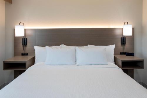 Postel nebo postele na pokoji v ubytování GrandStay Hotel & Suites Algona