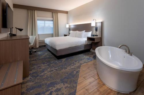 Postel nebo postele na pokoji v ubytování GrandStay Hotel & Suites Algona