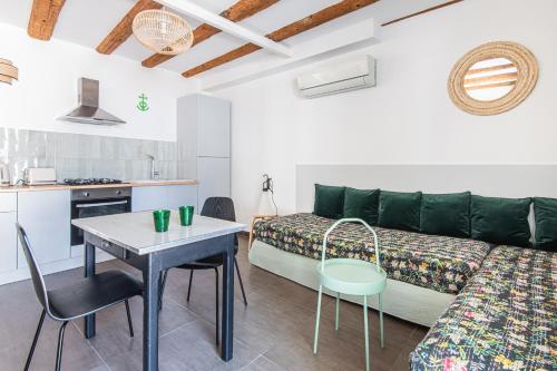 Zimmer mit einem Bett, einem Tisch und einem Sofa in der Unterkunft La Madeleine Arles in Arles