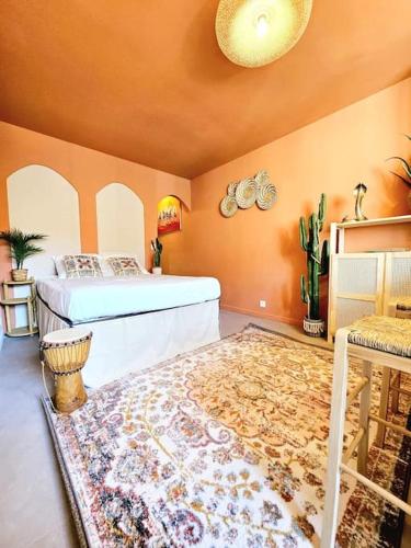 a bedroom with a bed and a rug at suite orientale du vieux port in Marseille