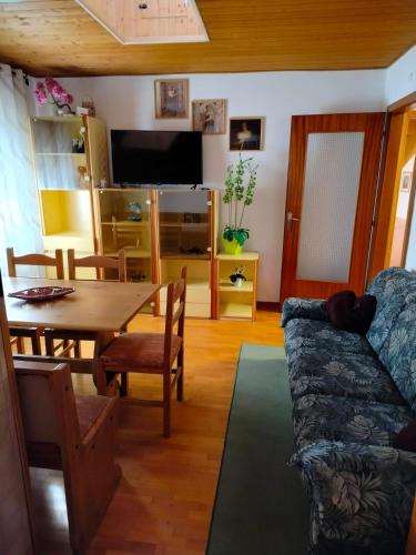 - un salon avec une table et un canapé dans l'établissement Belvedere, à Levico Terme
