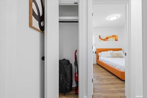 Een stapelbed of stapelbedden in een kamer bij Luxury Home w/ Office - Sleeps 12! 