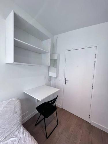 une chambre avec un lit, un bureau et une chaise dans l'établissement Paris Montmartre - Studio équipé - 1P, à Paris