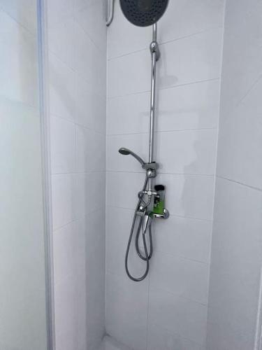 une douche avec pommeau de douche dans une salle de bain dans l'établissement Paris Montmartre - Studio équipé - 1P, à Paris