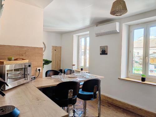 - une salle à manger avec une table et des chaises dans l'établissement Le Iéna, à Carcassonne