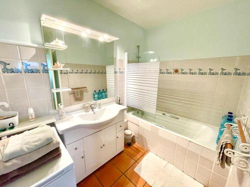 Bilik mandi di Guadeloupe- Saint-François- Résidence Anse des Rochers - Appartement quart de villa étage - vue mer- 4 personnes - Lit bébé sur demande - Citerne et wifi privés -Animaux ok-Accès plage direct -Apnée bien-être expérience sur demande avec instructeur AIDA -