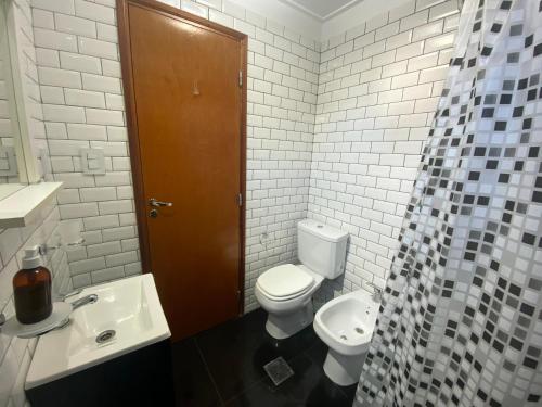 Un baño blanco con inodoro y lavabo. en Berlín - Calidez y Confort, en La Plata