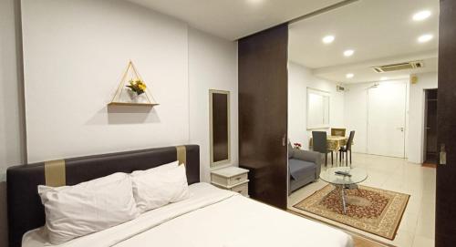 - une chambre avec un lit et un salon dans l'établissement Taragon starlight, à Kuala Lumpur
