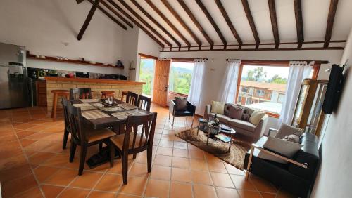 cocina y sala de estar con mesa y sillas en Apartamento de la Villa A, en Villa de Leyva