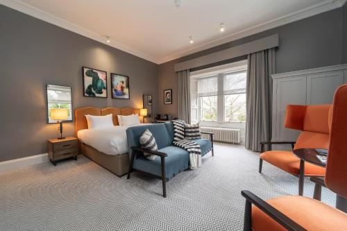 Habitación de hotel con cama y silla en The Scott, en Edimburgo