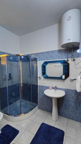 a bathroom with a shower and a sink at Appartamento Bruno spazioso e centrale in Shkodër