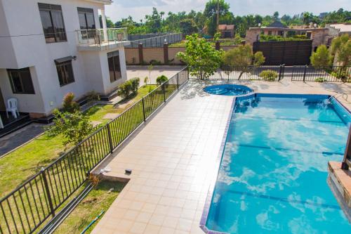 uma piscina no quintal de uma casa em Blanket Suites em Kampala