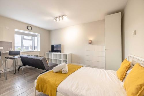 Un pat sau paturi într-o cameră la Cosy Heathrow Apartment - Free Parking