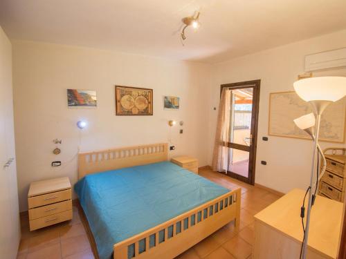 1 dormitorio con cama, escritorio y ventana en Villetta Cala Petralana, en Porto Pollo