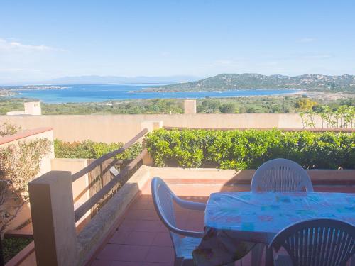 Villetta Blue Sea Cala Petralana في بورتو بولو: طاولة وكراسي على شرفة مطلة على المحيط