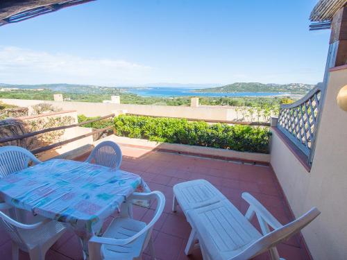 Villetta Blue Sea Cala Petralana في بورتو بولو: فناء مع طاولة وكراسي على شرفة