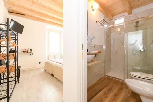 bagno con doccia e lavandino di Casa Daniela a Desenzano del Garda