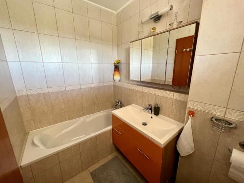 Club 218 Red Wellness Apartements 8600 Siófok, 83 Beszédes József sétány kép - 3