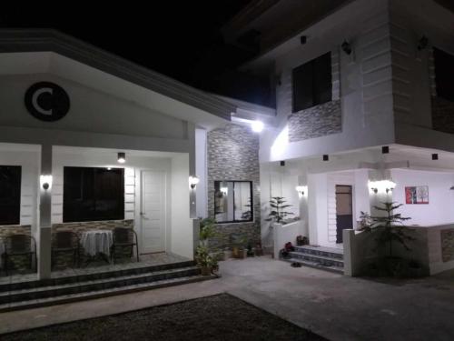 uma casa à noite com as luzes acesas em CarandangFam Inn em El Nido