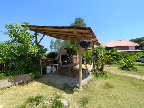 a gazebo with a picnic table in a yard at Hotel Palma Coco in Ayampe