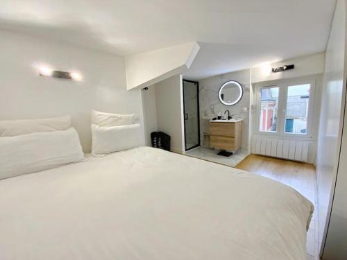 - une chambre blanche avec un grand lit et un lavabo dans l'établissement GoodGuest-Cosy Duplex Gare D’Asnieres, à Asnières-sur-Seine