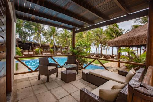 Blick auf den Pool im Resort in der Unterkunft Duro Beach Hotel in Cumbuco