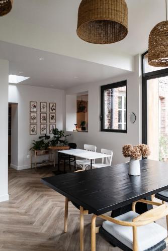 a dining room with a table and chairs at Maison Grand Sable in Veules-les-Roses
