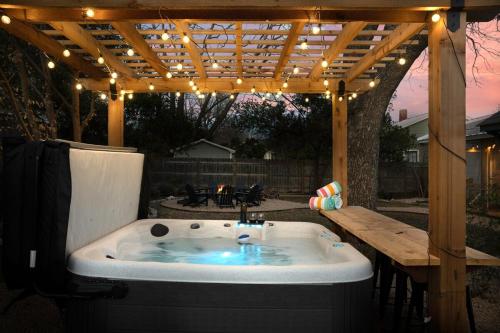 Fotografie z fotogalerie ubytování Emerald On Acorn - Hot Tub & Fire Pit v destinaci Fredericksburg