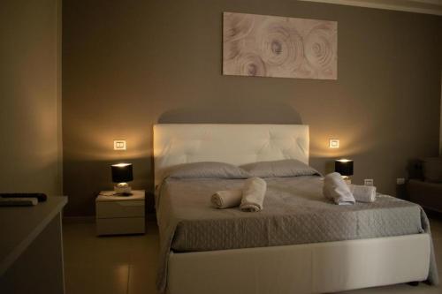una camera con un letto con due cuscini sopra di Mediterraneum a Sannicola