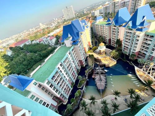 una vista aérea de un complejo con un barco en el agua en Grande Caribbean Resort Pattaya, en Pattaya South