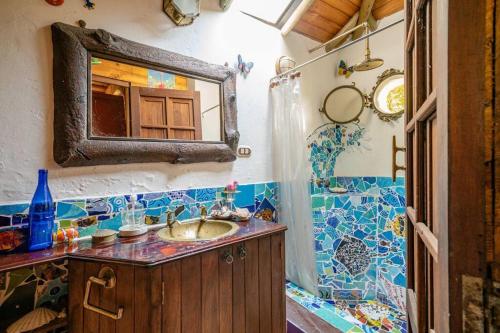 een badkamer met een wastafel en een spiegel bij La ponderosa, cabaña del oeste in Villa de Leyva
