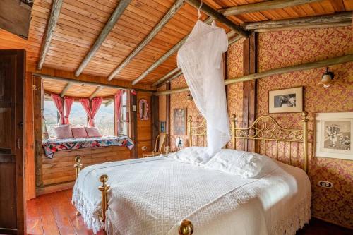 een slaapkamer met een bed in een kamer met houten wanden bij La ponderosa, cabaña del oeste in Villa de Leyva